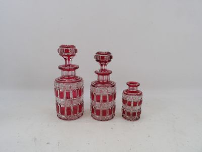 trois vases en verre rouge placés les uns à côté des autres