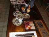 une longue table sur laquelle sont posées de nombreuses photos
