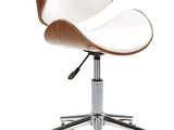 La chaise est en bois et son assise est blanche.