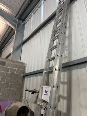 une échelle appuyée contre le mur