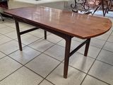 une table posée sur le sol de la pièce