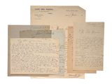 Plusieurs vieilles lettres et enveloppes sont empilées les unes sur les autres