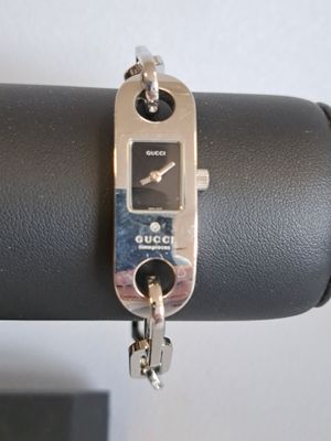 GUCCI Petite montre bracelet de dame "6100 L", en acier, cad…