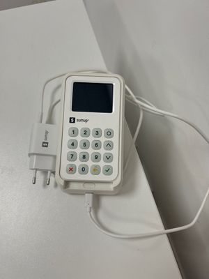 un téléphone portable branché sur un chargeur