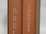 deux livres bruns posés l'un sur l'autre sur une surface blanche