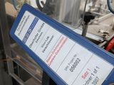 une pancarte apposée sur le côté d'une machine dans une usine