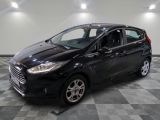 la voiture noire est garée dans le garage sur le sol en damier