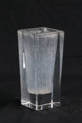 un vase en verre transparent contenant un peu d'eau