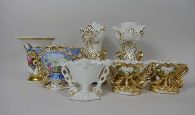 un grand nombre de vases posés sur une table