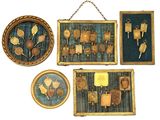 Plusieurs œuvres d'art sont accrochées au mur dans des cadres dorés.