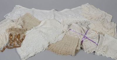 Lot de devants d'autel, la majorité blancs, en dentelle et d…