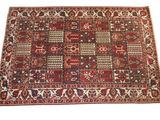 un tapis rouge et bleu sur fond blanc