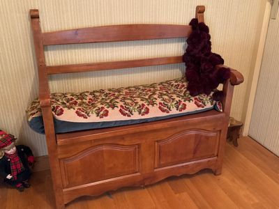 un banc en bois recouvert d'une couverture