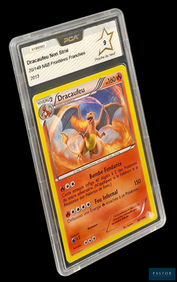 gros plan d'une carte pokemon dans un étui en plastique