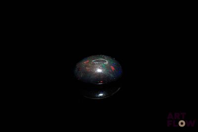 l'image d'une sphère noire dans l'obscurité
