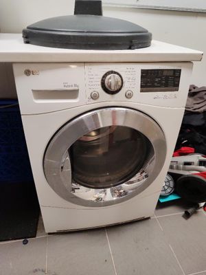 une machine à laver et un sèche-linge posés à même le sol dans une pièce
