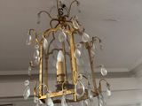 un lustre suspendu au plafond d'une pièce