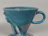 une tasse bleue posée sur une table