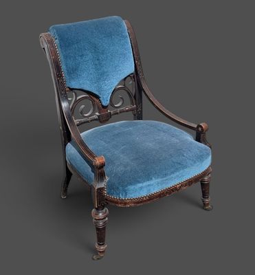 une vieille chaise dont l'assise est recouverte de velours bleu