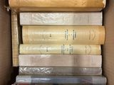 une boîte pleine de livres posée sur une table