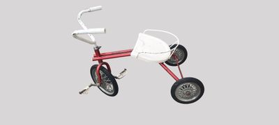 Petit tourne-disque jouet et tricycle