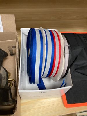une boîte contenant un pantalon et un chapeau
