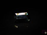 une image représentant un morceau de verre dans l'obscurité