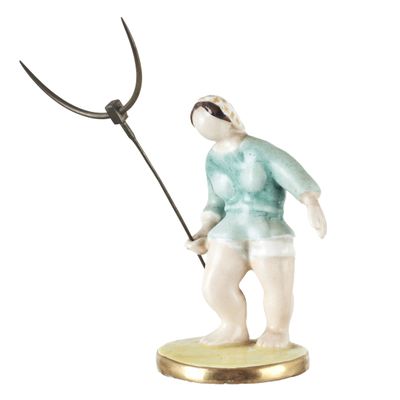 figurine représentant un homme tenant une fourche, sur fond blanc