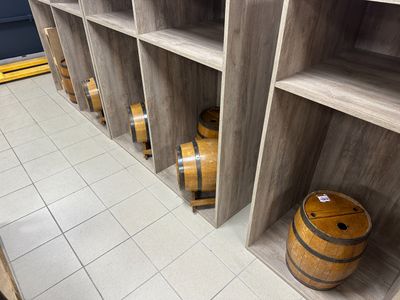 Des bouteilles de vin sont alignées sur les étagères d'une cave à vin