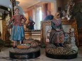 deux figurines représentant des personnes assises sur une table