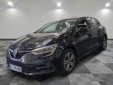 la voiture noire est garée sur un sol en damier dans le garage