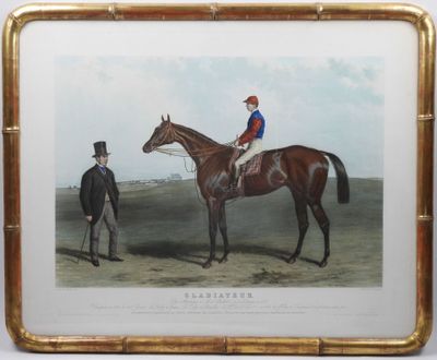 une vieille photo représentant un homme à cheval aux côtés d'un homme portant un haut-de-forme