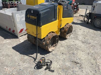 une photo d'un engin de chantier garé sur un parking