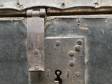 un gros plan d'un coffre en métal muni d'un cadenas