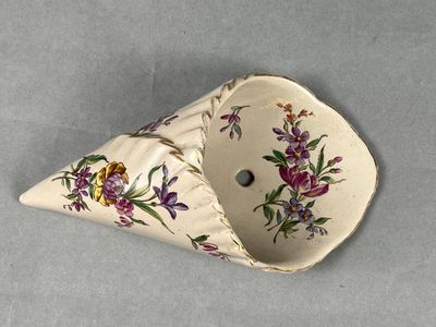 Emile GALLE (Lorraine). Petite bouquetière murale en forme d… - Photo 1