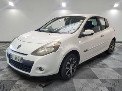 la photo d'une voiture blanche garée dans un garage