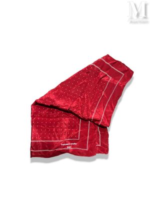 linge de lit rouge et blanc avec des bordures blanches sur fond blanc