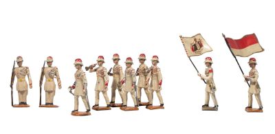 de nombreuses figurines représentant des hommes en uniforme tenant des drapeaux