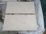 quatre carreaux posés sur une table