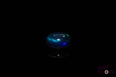 l'image d'une boule de verre bleue dans l'obscurité