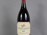 une bouteille de vin rouge posée sur une table