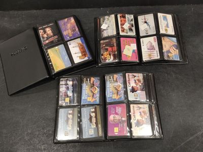 beaucoup de DVD dans le boîtier posé sur la table