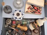 une boîte remplie d'objets assortis posée sur une table