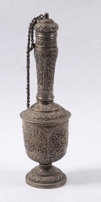 un vieux vase en argent dont le col est orné d'une chaîne