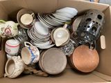 une boîte en carton remplie d'assiettes et de tasses