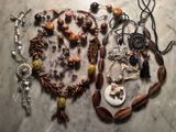 de nombreux colliers et bracelets différents disposés sur une table