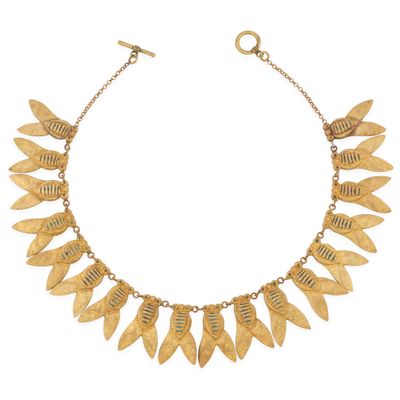 une image représentant un collier en or orné de feuilles