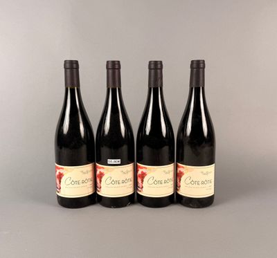 trois bouteilles de vin sont alignées sur une surface grise