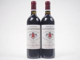 deux bouteilles de vin rouge posées l'une à côté de l'autre sur une surface blanche