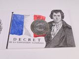 un livre sur lequel figure la photo d'un homme tenant une médaille